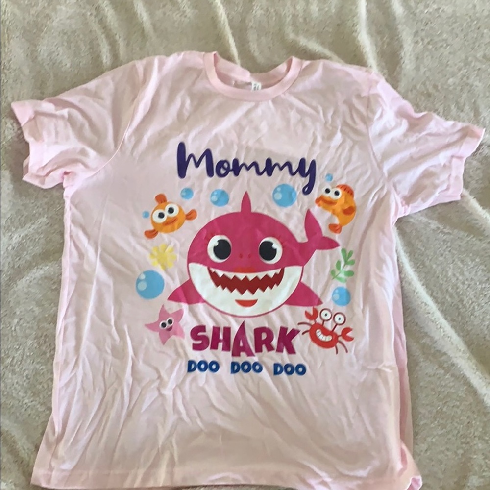 NWOT Mommy Shark t-shirt